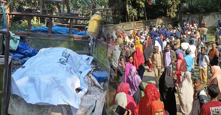 র্যাব সদস্যের স্ত্রীকে হত্যার ঘটনায় ঘটনাস্থলে স্থানীয়দের ভিড়